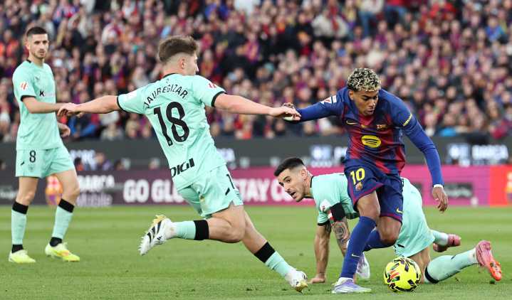 El Barcelona golea en su regreso al Camp Nou