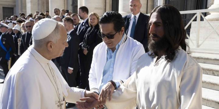 El peruano Walt Wizard presentó su estatua hiperrealista “Jesús Resucitado” al Papa León XIV en el Vaticano