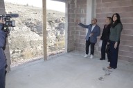 Firma del inicio de las obras de la fase final de cuatro viviendas para trabajadores en Gúdar