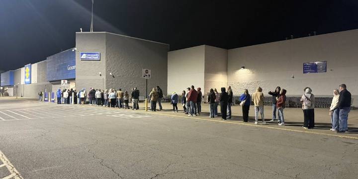 Shoppers show up, line up for Black Friday deals