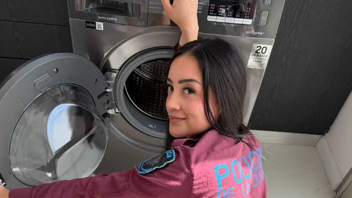 Suspendieron a una policía por subir videos hot a sus redes con el uniforme