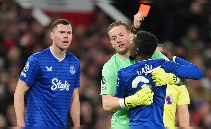 ¡Escándalo en la Premier League! Futbolista del Everton se fue expulsado de manera insólita por agredir a su propio compañero