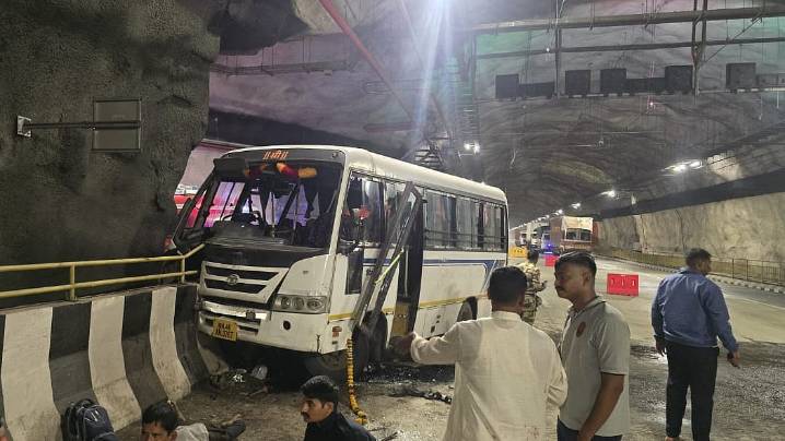 One Dead & Several Injured As Minibus Crashes On Samruddhi Highway Near Igatpuri In Maharashtra's Nashik