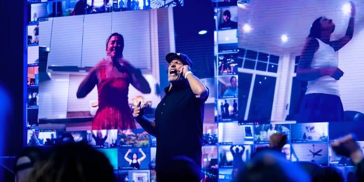 Tony Robbins resalta el poder del liderazgo personal en foro empresarial