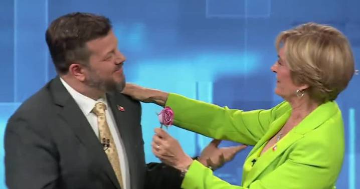 El comentado regalo de Kaiser en pleno debate: ¿qué respondió Matthei?