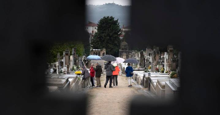 Galería | El Día de Todos los Santos llena los cementerios de Ourense con flores y recuerdos