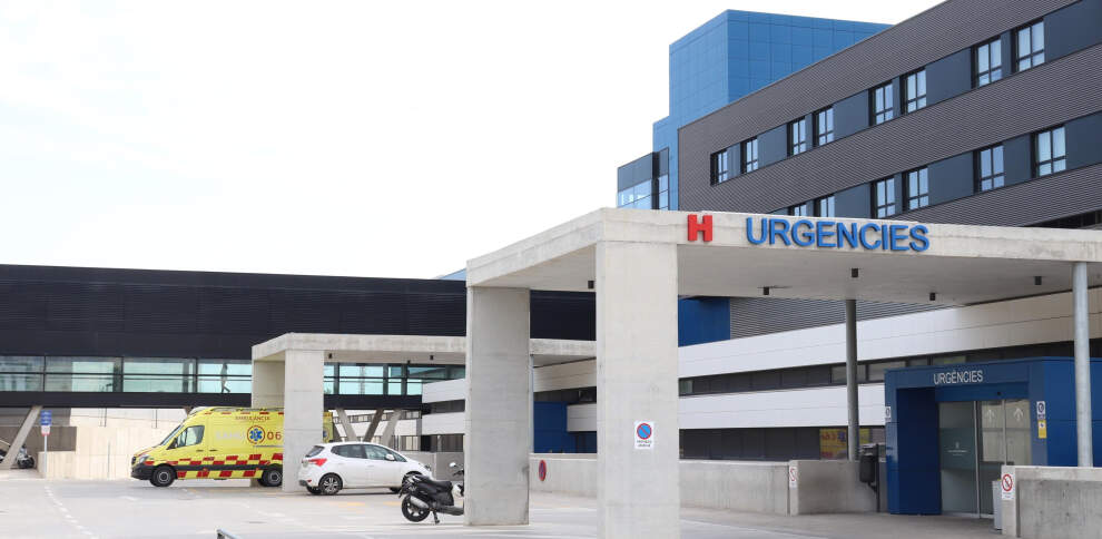 Tragedia en un hospital de Ibiza: un hombre fallece tras caer de un muro de cuatro metros