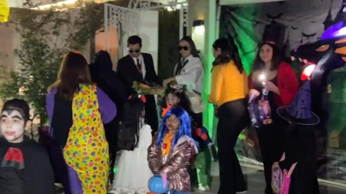 Dulce o truco con Daniel Revilla que está recorriendo las calles de Saltillo por Halloween