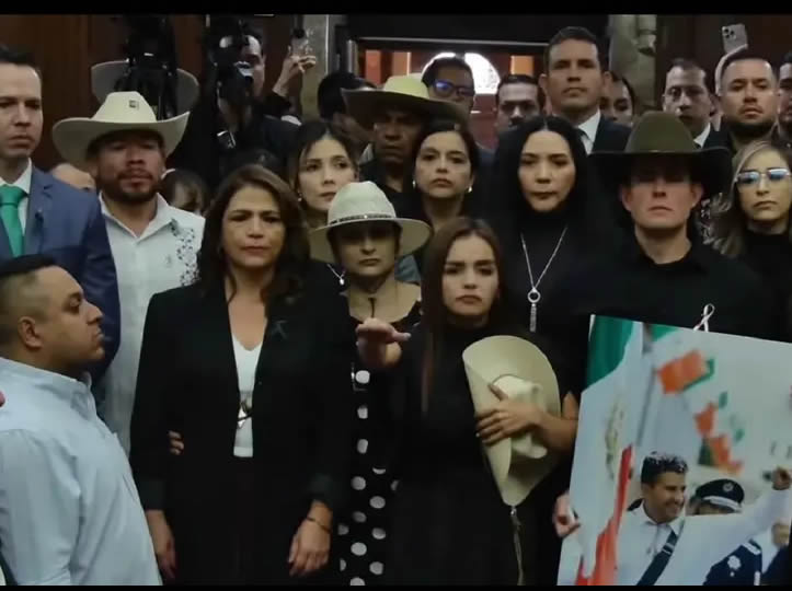 Grecia Quiroz, viuda de Carlos Manzo, rinde protesta como nueva alcaldesa de Uruapan