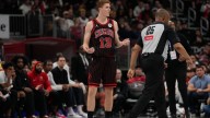 Bulls' Kevin Huerter ejected for tapping ball that hits referee Che Flores in the back