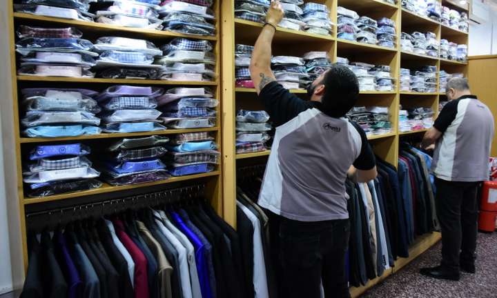 Fuerte movimiento en la venta de trajes: recepciones impulsan el consumo en locales de indumentaria