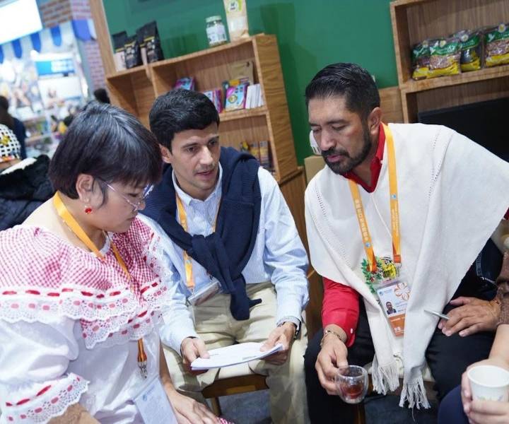 Campesinos de Colombia exportarán cacao, café y banano a China luego de acuerdos