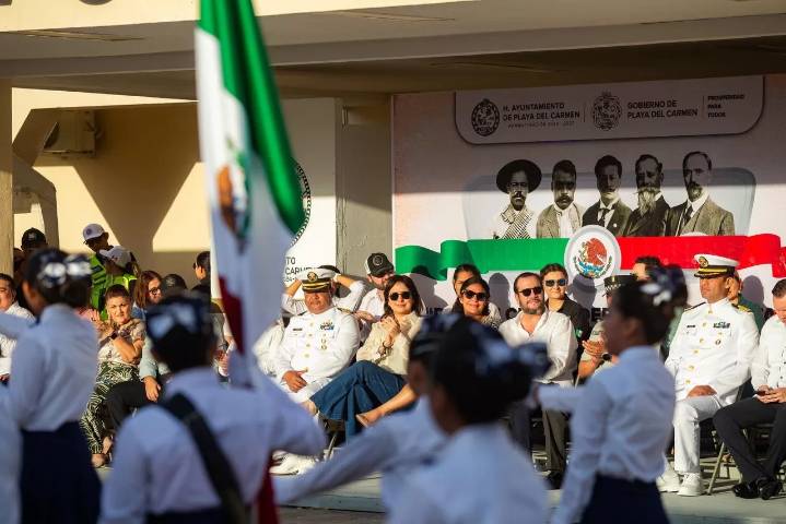 Multitudinario desfile en Playa del Carmen por el 115 aniversario del inicio de la Revolución Mexicana