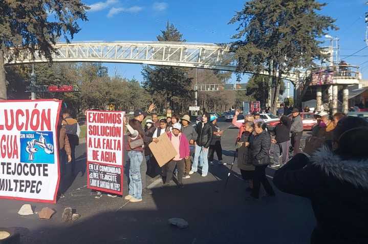 Piden agua con bloqueo en la Toluca