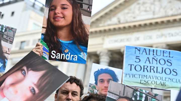 Familiares y víctimas de acoso escolar exigen más medidas ante el Congreso: "Hay que poner los insultos a la altura de una paliza"