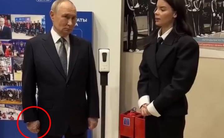 Video de Putin con una mano hinchada y apretada genera especulaciones sobre su salud