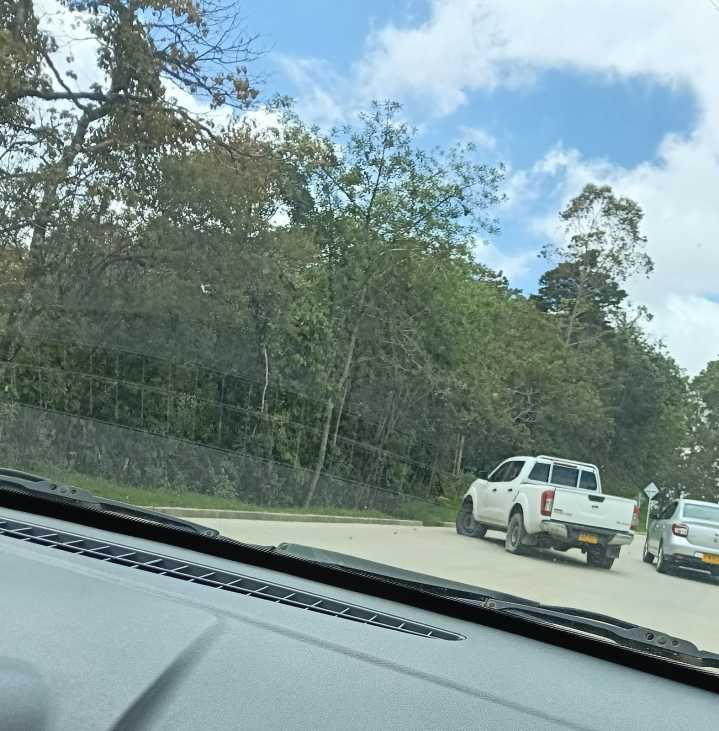 Conductor de camioneta fue atacado con arma de fuego en la vía Popayán