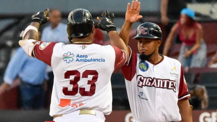 Gigantes frenan racha Águilas; Tapia hace historia en Lidom