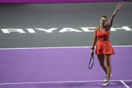 Aryna Sabalenka elimina a Coco Gauff y avanza a semifinales en las finales de la WTA