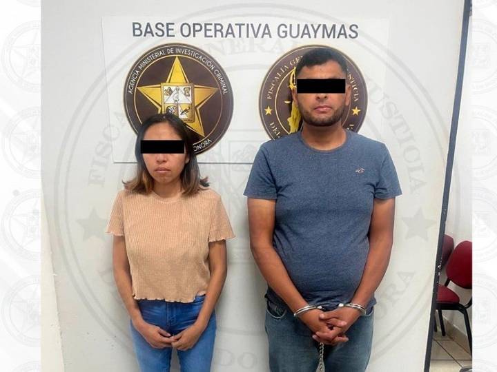 Detienen a pareja por maltrato infantil en Sonora; la mujer golpeaba a un bebé mientras el hombre grababa