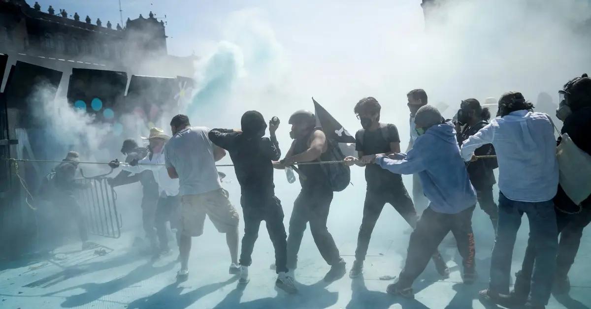 Jornada tensa en la marcha de la Generación Z: agresiones, vallas derribadas y reporteros heridos en el Zócalo