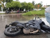 Taxista ‘se vuela’ el alto y arrolla a un motociclista en Chetumal