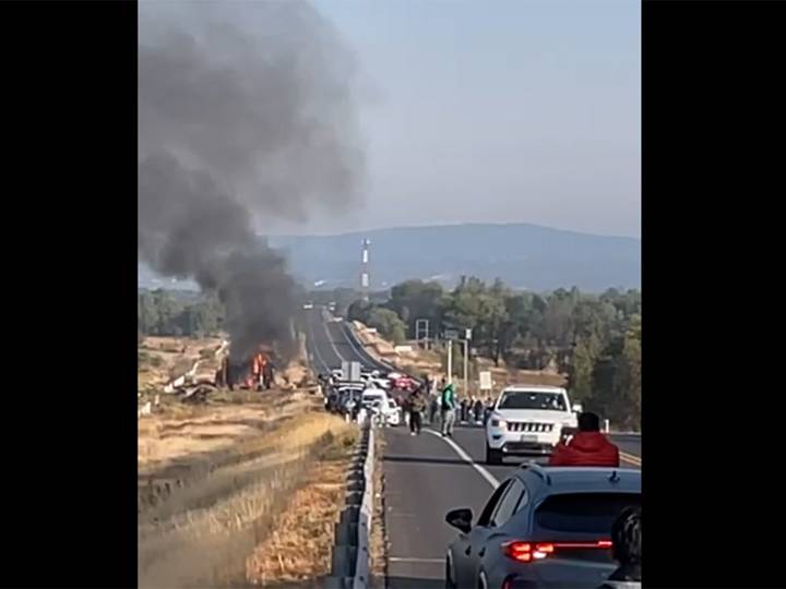 Sindicalistas también bloquean carreteras; toman la autopista Tlaxcala