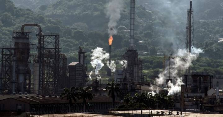 Venezuela extiende por 15 años operaciones a dos petroleras con activos rusos