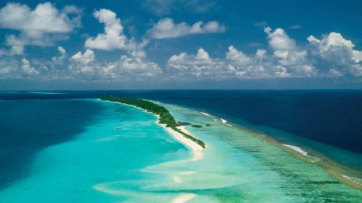 Maldives imposes world’s first generational smoking-tobacco ban; tourists included