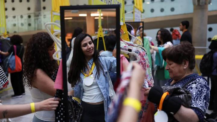 El país que pasó de enterrar ropa a darle una segunda vida