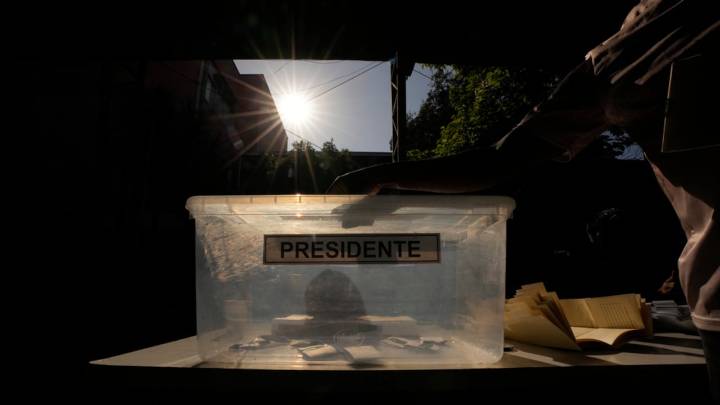 Cierran las mesas de votación en Chile para elegir a sucesor de Gabriel Boric