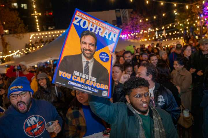 La izquierda celebra la victoria de Mamdani en Nueva York entre gritos por Palestina