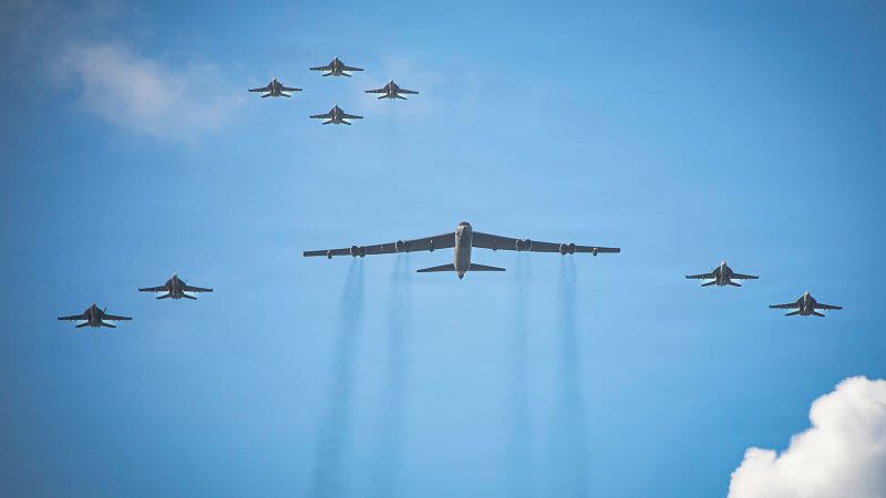 EE.UU. muestra su fuerza militar cerca de Venezuela antes de designar al Cartel de los Soles como organización terrorista