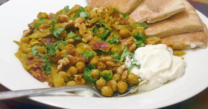 Quick Fix: Walnuts bring depth and crunch to chickpea curry