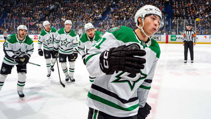 Robertson extends goal streak to 5, Stars defeat Canucks