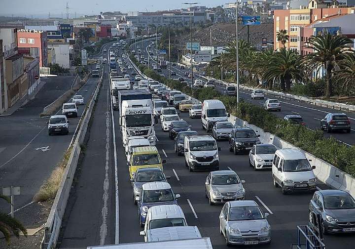 Un vuelco en la GC-1 provoca grandes retenciones en sentido sur y el cierre temporal del túnel Adolfo Cañas