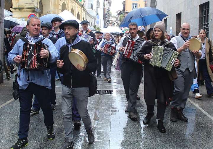 Euriak ez die azkoitiarrei festarako gogoa kendu!
