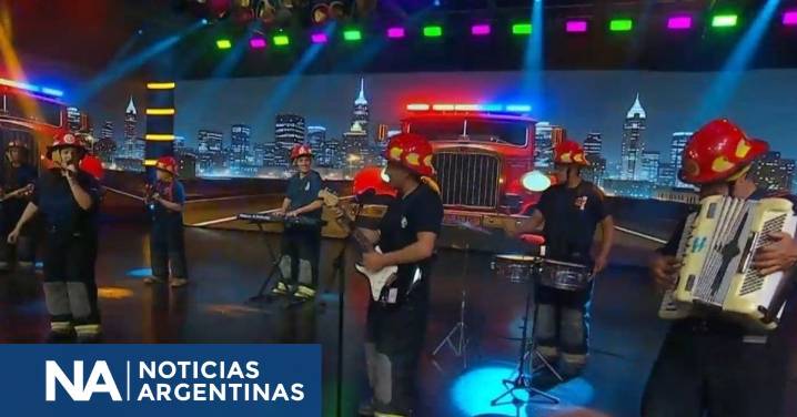 Bomberos logran millones cantando cumbia