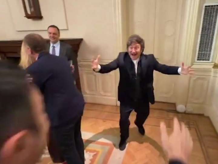 La curiosa entrada de Javier Milei a la reunión de su nuevo Gabinete: abrazos, saltitos y música de James Brown