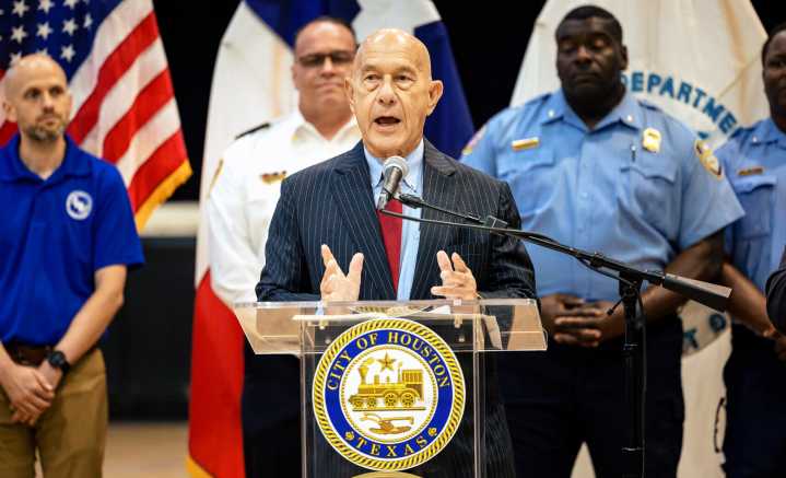 La ciudad de Houston colabora con ICE, dijo el alcalde Whitmire