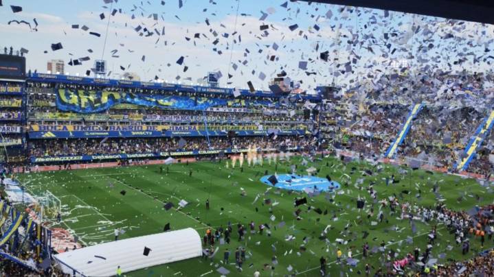 Volvieron los papelitos en el recibimiento de Boca en el Superclásico y Dua Lipa dijo presente en la Bombonera