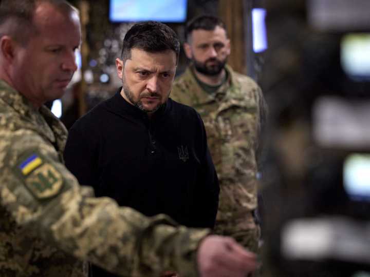 Zelenskyy meets troops on front line as Russia, Ukraine battle in key areas