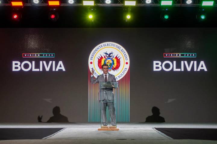 Paz asume presidencia de Bolivia