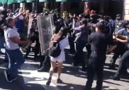Protesta “pacífica” termina con dos periodistas golpeadas por la policía y tres detenidos