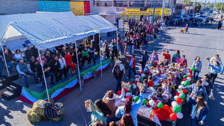 Disfrutan familias de Meoqui desfile por 115 aniversario de la Revolución Mexicana