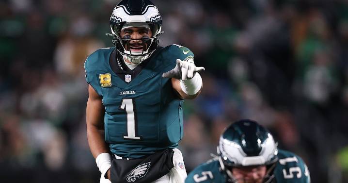 Eagles-Bears: Staff picks, betting odds, and more for a big Black Friday showdown