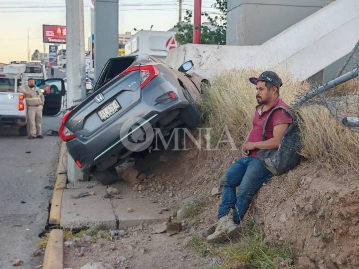 Conductor pierde el control y arrolla a peatón en el Periférico de la Juventud
