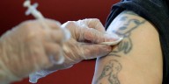 La tinta de los tatuajes podría alterar la respuesta a las vacunas, según un estudio científico