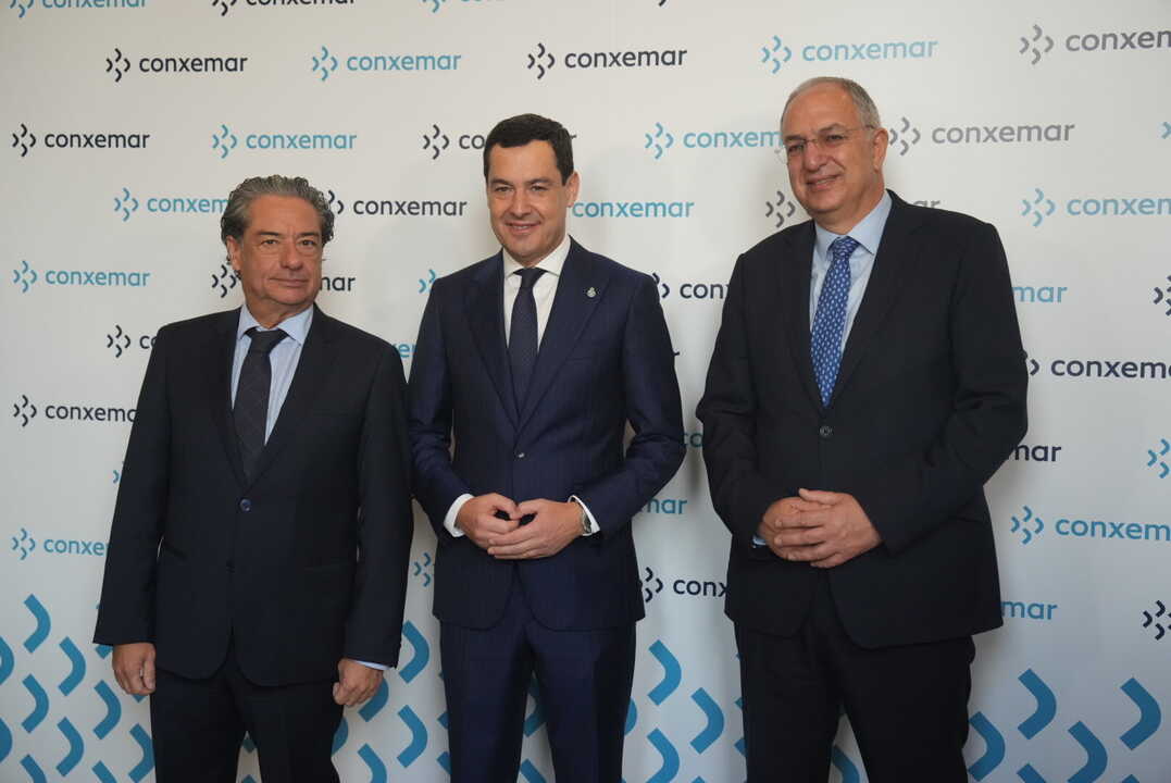 Juanma Moreno defiende en Cádiz ante el comisario europeo de pesca las demandas del sector en Andalucía