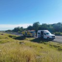 Conductor pierde el control de su vehículo y sale de la carpeta asfáltica